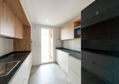 Una cocina con doble frente: equilibrio, funcionalidad y diseño a medida